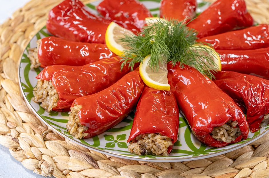 https://yemek.com/tarif/zeytinyagli-kapya-biber-dolma/ | Zeytinyağlı Kapya Biber Dolması Tarifi