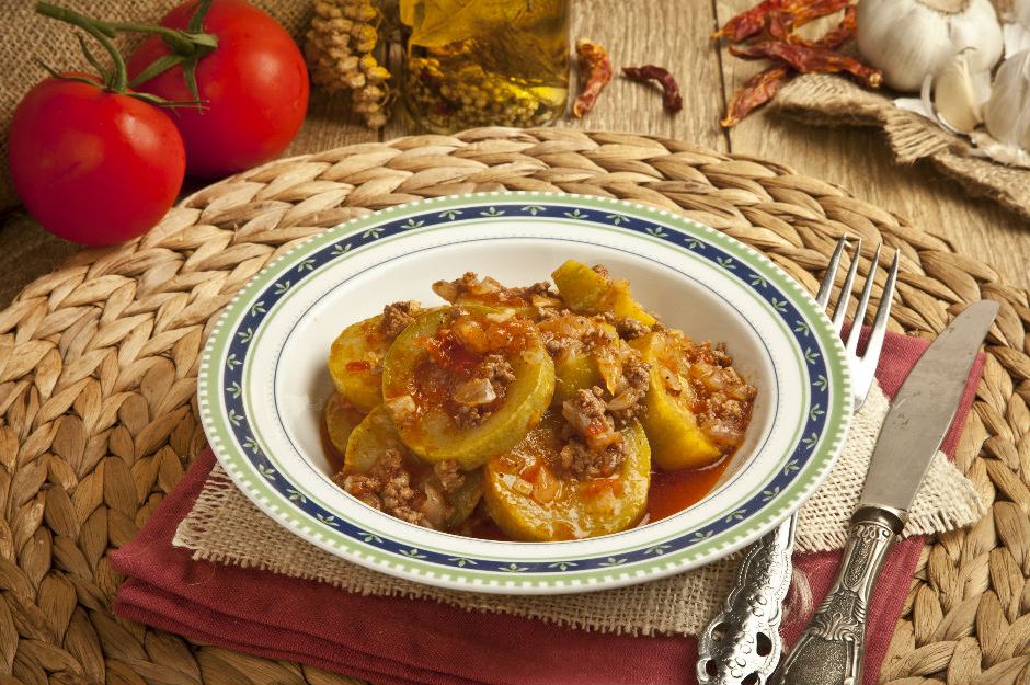https://yemek.com/tarif/kiymali-kabak-yemegi/ | Kıymalı Kabak Yemeği Tarifi