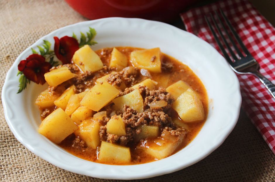 https://yemek.com/tarif/kiymali-patates-yemegi/ | Kıymalı Patates Yemeği Tarifi