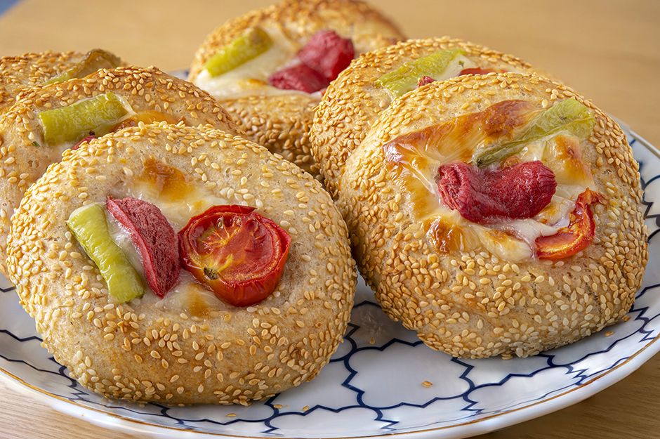 https://yemek.com/tarif/simit-tadinda-pizza-pogaca/ | Simit Tadında Pizza Poğaça Tarifi