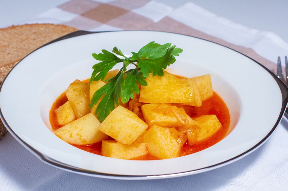 https://yemek.com/tarif/sulu-patates-yemegi/ | Sulu Patates Yemeği Tarifi