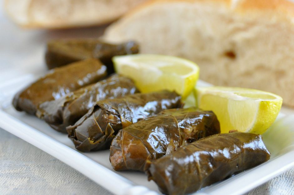 https://yemek.com/tarif/zeytinyagli-karalahana-sarmasi/ | Zeytinyağlı Karalahana Sarması Tarifi